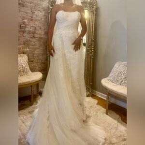 Luxury New Wedding Dress. Detachable train with lace and sparkle overlay.